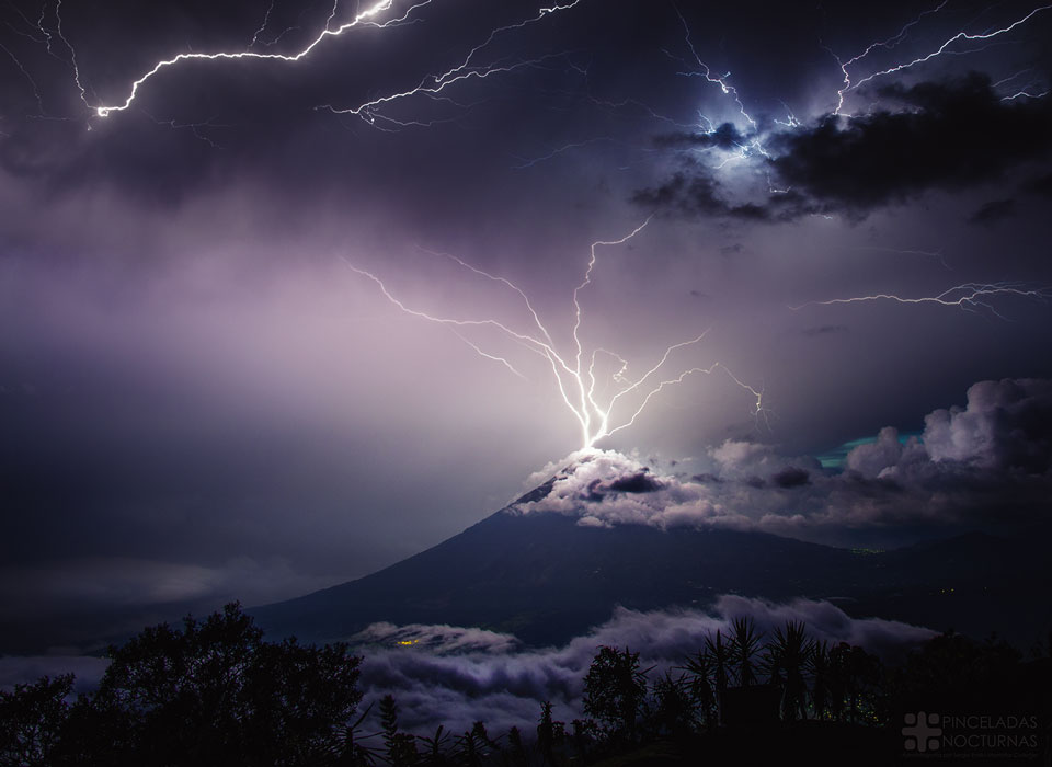 LightningVolcano_Montufar_960.jpg