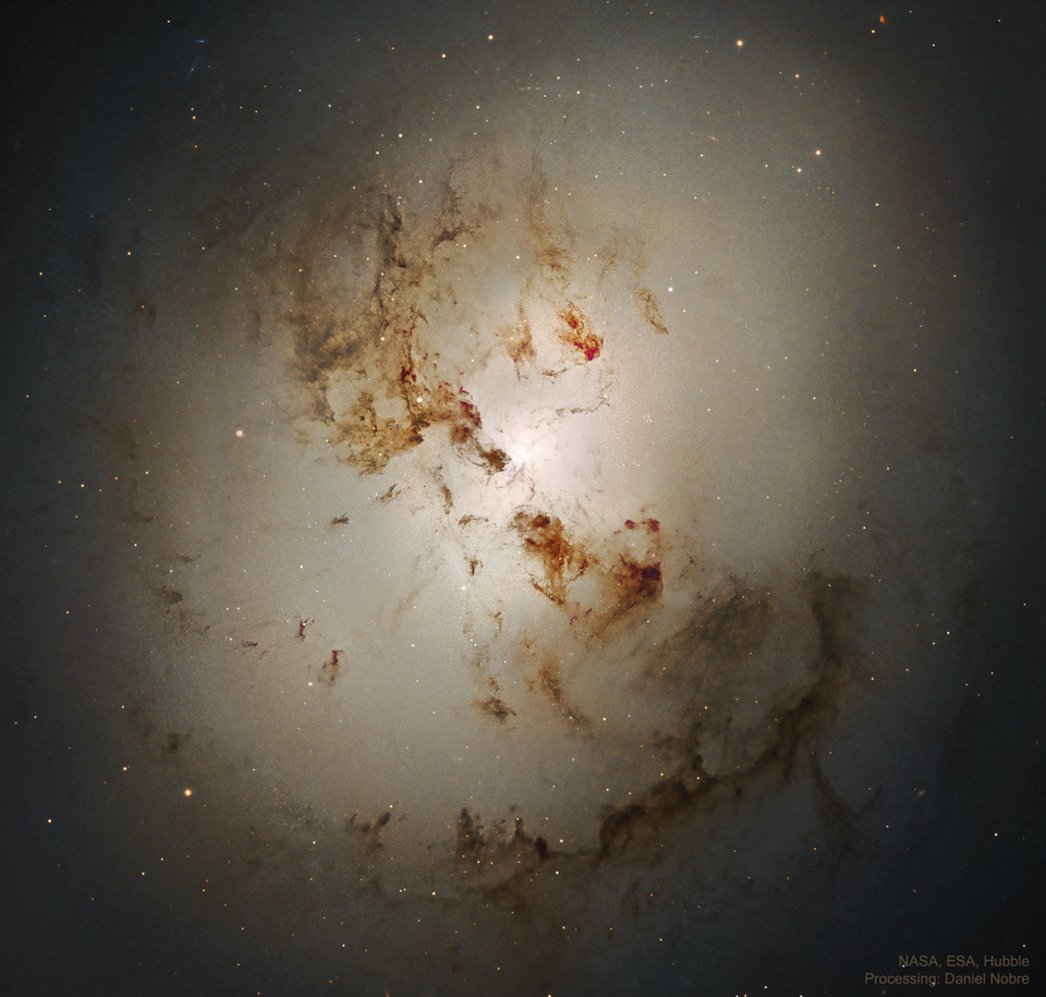 NGC1316Center_HubbleNobre_960.jpg