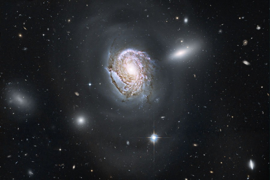 ngc4911_hst.jpg