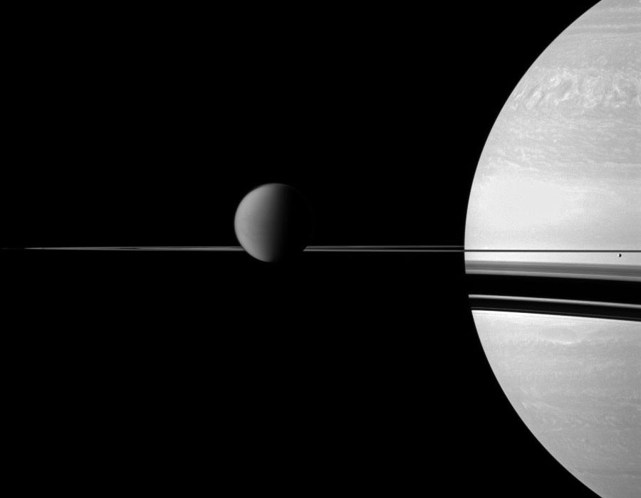 titansaturn_cassini_900.jpg